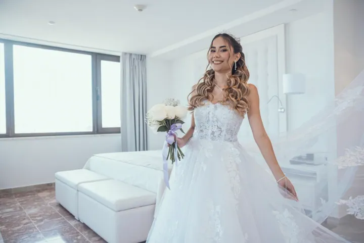 Retrato de novia en una habitación luminosa