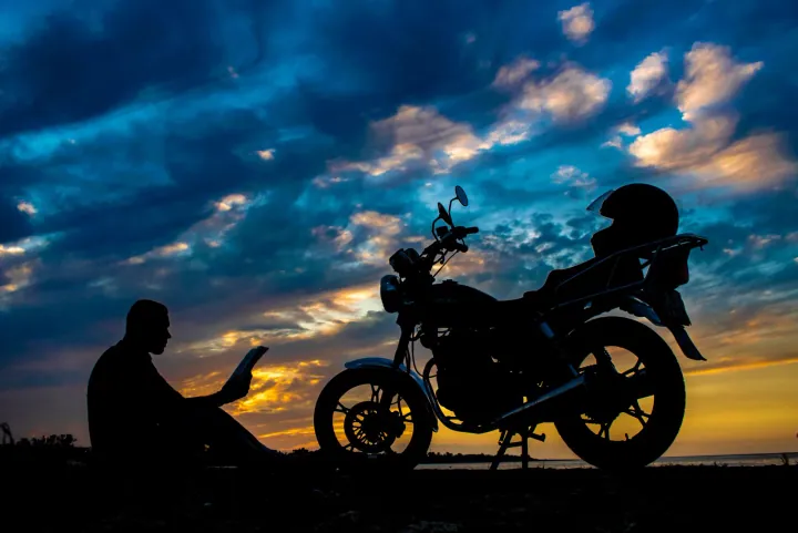 Motocicleta fotografiada al atardecer