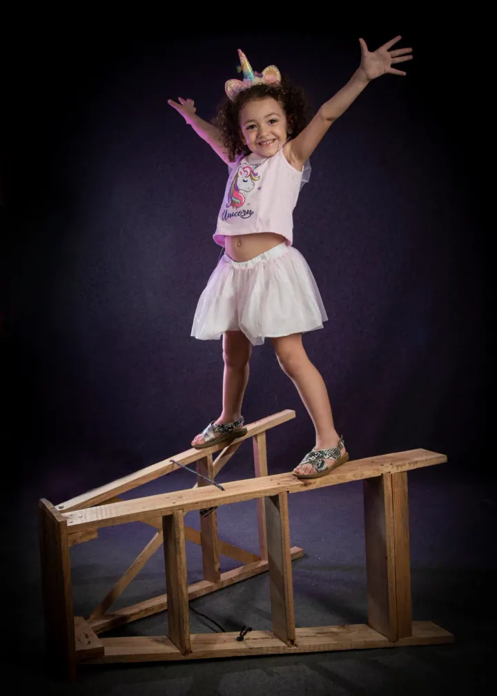 Retrato infantil de acróbata en estudio