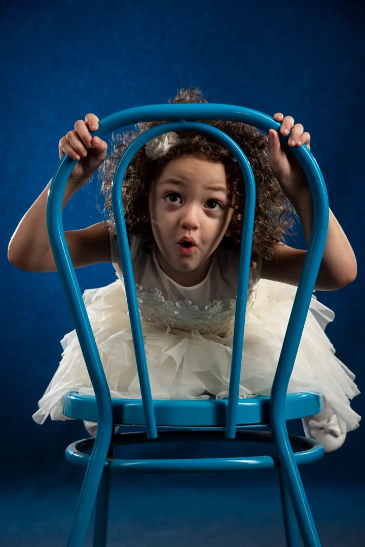 Retrato infantil en estudio con silla azul